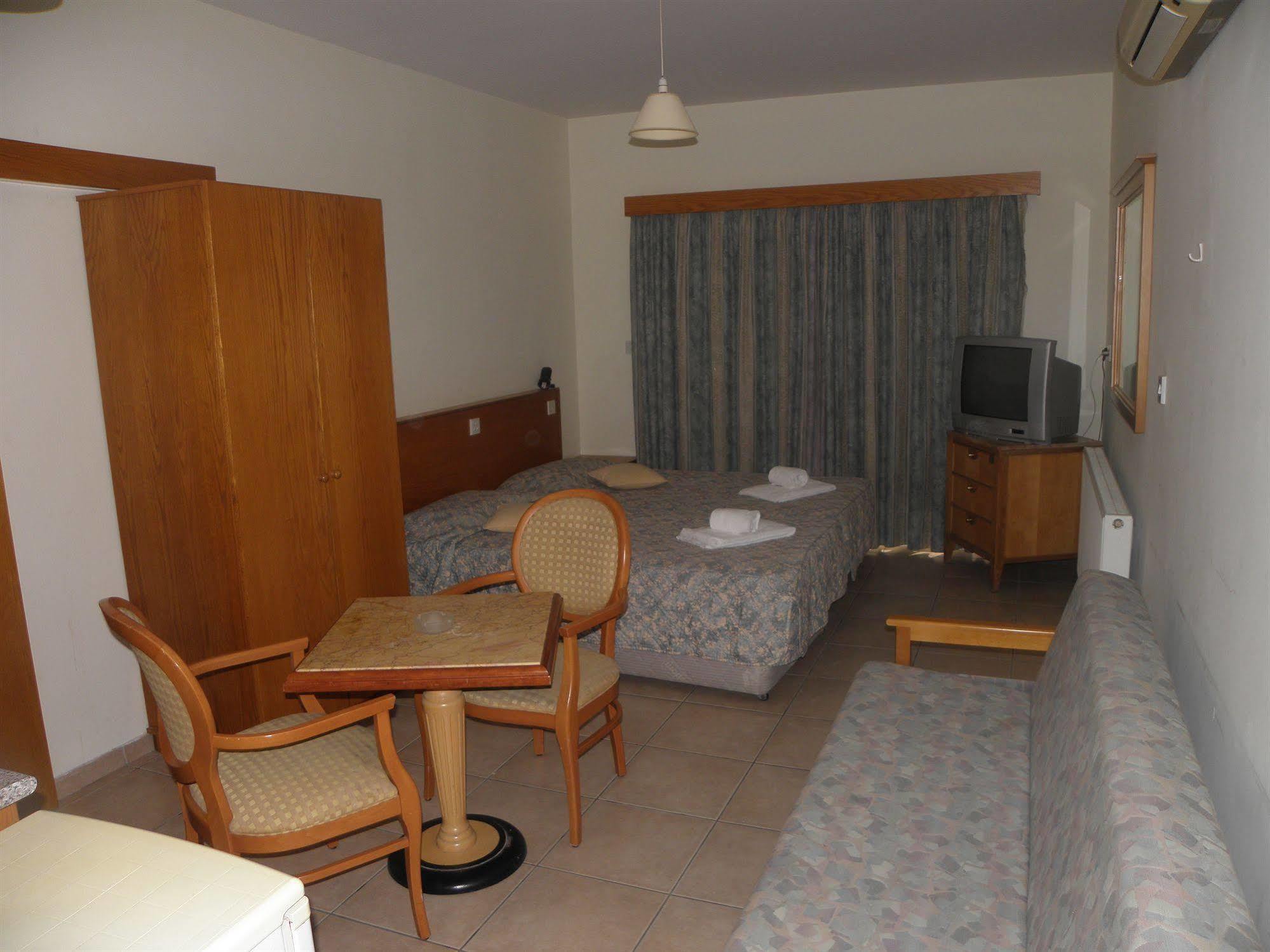 Valana Hotel Apartments Limassol Extérieur photo